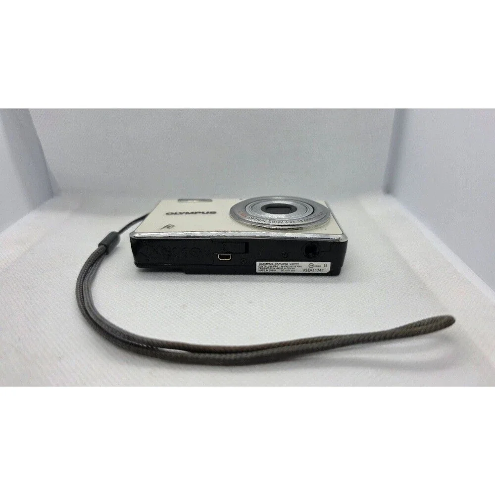 Olympus FE-4000 12MP Digital Camera White Compact (For Parts/Damaged)